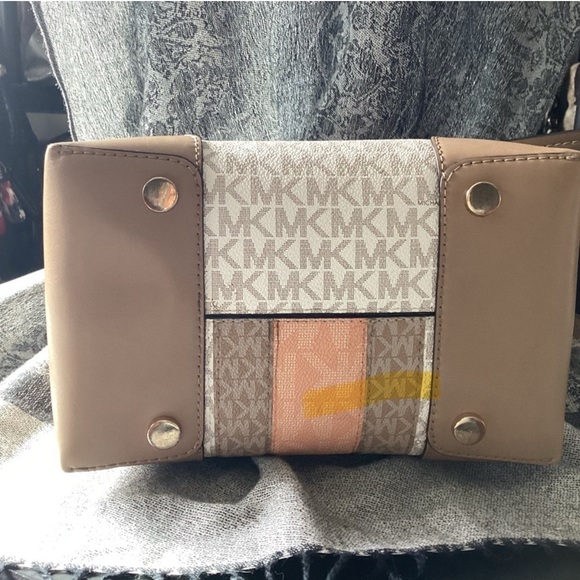 Michel Kors Signature Mercer Convertible Crossbody Bag - Picture 3 of 15